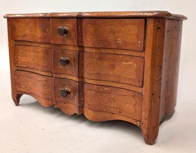 * COMMODE ARBALÈTE MINIATURE OU DIMINUTIF En merisier moulur…