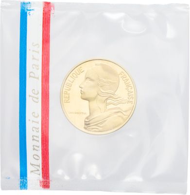 une pièce d'or entourée d'une bande rouge, blanche et bleue