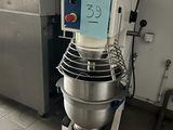 une photo d'un mixeur dans une cuisine, sur lequel est accrochée une pancarte