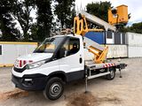 un camion blanc avec une grue à l'arrière