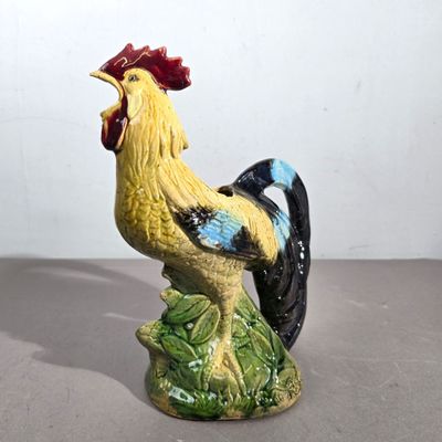 une figurine représentant un coq posée sur une table