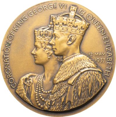 une image représentant une médaille d'or sur laquelle figurent une reine et une couronne