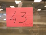 une affiche portant le chiffre 43 dans la vitrine d'un magasin