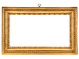 un cadre photo doré accroché à un mur blanc