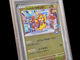 La carte Pokémon se trouve dans un étui en plastique transparent sur fond noir.