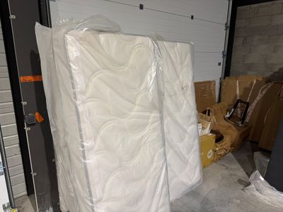 un matelas posé au milieu d'une pièce