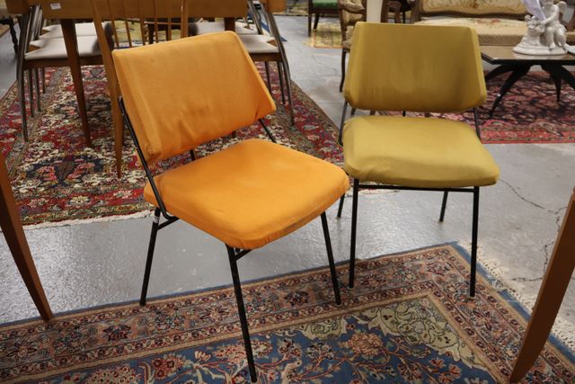 VINTAGE – Paire de chaises à structure métallique laquée noire, d...