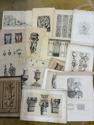 il y a beaucoup de dessins par terre dans cette pièce