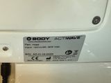 un gros plan sur l'arrière d'une cuvette de WC blanche