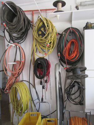 un mur recouvert de câbles et d'autres équipements électriques dans un garage