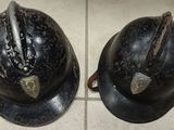 deux casques posés sur un sol carrelé