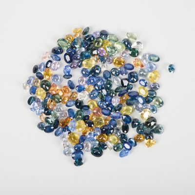 Très important lot de 190 saphirs environ sur papier, taille…