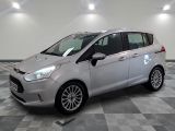 la voiture argentée est garée sur un sol en damier dans le garage
