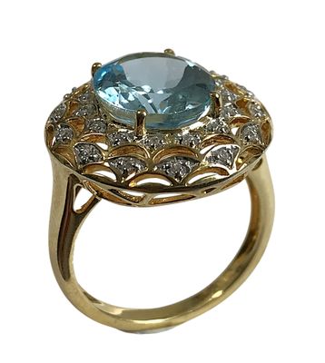 une image représentant une bague en or sertie d'une topaze bleue entourée de diamants