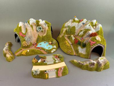 deux figurines assises l'une à côté de l'autre