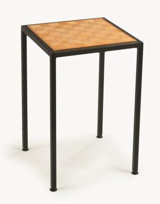 image d'une petite table avec un plateau en bois sur fond blanc