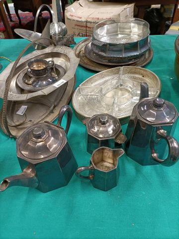 Lot de métal argenté. Quatre pièces de formes, plat à hors d’œuvr