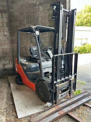 un chariot élévateur garé dans un garage