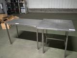 une table placée au milieu d'une pièce