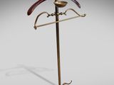 un porte-manteau en laiton et en bois muni d'un cintre