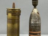deux types différents d'objets en métal qui sont exposés