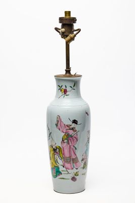 un vase bleu orné d'une peinture sur fond blanc