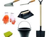 un ensemble d'outils de jardinage comprenant une pelle, un seau, des gants et des éponges
