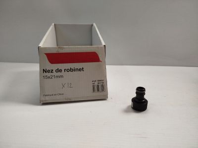 un gros plan d'une boîte contenant un petit objet noir