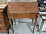 un petit bureau en bois surmonté d'un tiroir