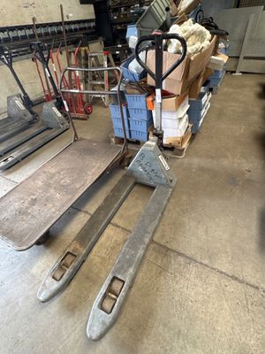a picture of a fork lift truck in a warehouse