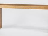 un gros plan d'une table en bois sur fond blanc