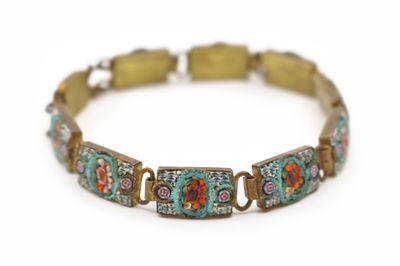 gros plan d'un bracelet sur une surface blanche