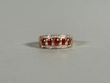 un gros plan d'une bague en or sertie de trois rubis