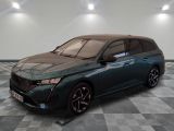 La nouvelle Peugeot est exposée dans un showroom dont le sol est recouvert d'un motif à damier.