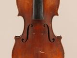un vieux violon avec un archet sur fond blanc