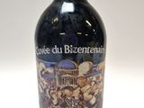 une bouteille de vin posée sur une table