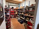 une pièce remplie de nombreuses étagères et d'outils