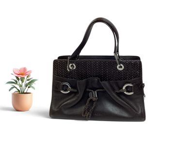 sac à main en cuir noir orné d'un nœud et d'une fleur en pot