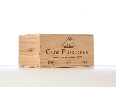 a wooden box that has a wine bottle in it