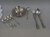 un plateau en argent avec des cuillères et un bol avec des cuillères