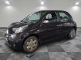 la photo d'une petite voiture noire garée dans un garage