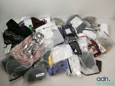 une pile de vêtements posée sur une table