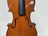 un vieux violon avec un archet noir sur fond blanc