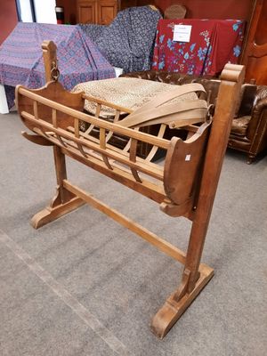 un lit de bébé en bois surmonté d'un panier