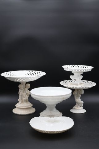 Cinq présentoirs et coupes en porcelaine (accidents) dont trois p...