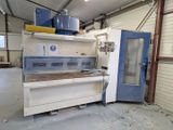une machine qui se trouve à l'intérieur d'un bâtiment