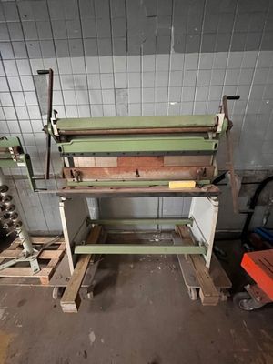 une machine placée au milieu d'une pièce