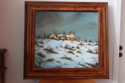 une photo d'un tableau accroché au mur au-dessus d'un tabouret