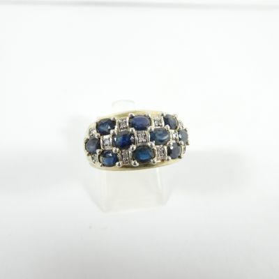 gros plan d'une bague en saphir bleu et diamant sur une surface blanche