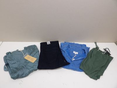 quatre paires de shorts pour homme posées sur une table blanche
